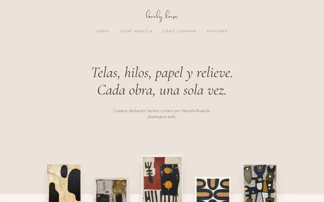 Inicio de la web de Lovely House: el título Telas, hilos, papel y relieve. Cada obra, una sola vez, y cinco cuadros abstractos de Marcela Rivarola